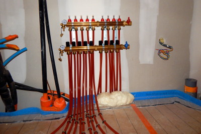 Chauffage : collecteur pour plancher chauffant alimenté par pompe à chaleur