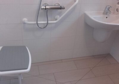 Salle de bains pour personnes à mobilité réduite