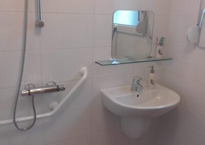 Salle de bains pour personnes à mobilité réduite