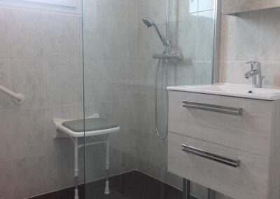 Salle de bains pour personnes à mobilité réduite