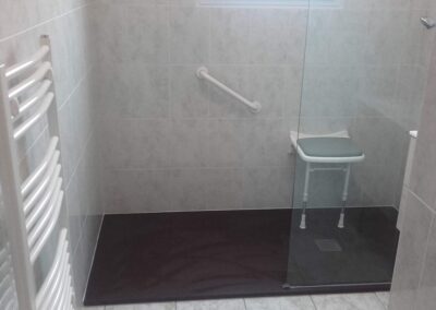 Salle de bains pour personnes à mobilité réduite