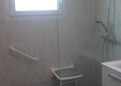 Salle de bains pour personnes à mobilité réduite