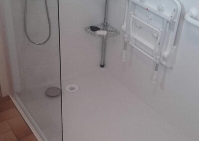 Salle de bains pour personnes à mobilité réduite