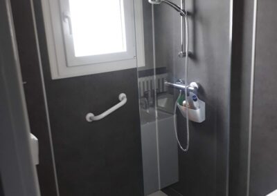 Salle de bains pour personnes à mobilité réduite