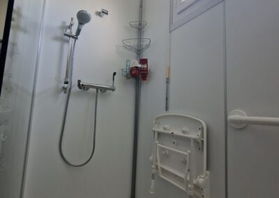 Salle de bains pour personnes à mobilité réduite