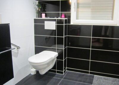 Salle de bains pour personnes à mobilité réduite