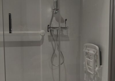 Salle de bains pour personnes à mobilité réduite