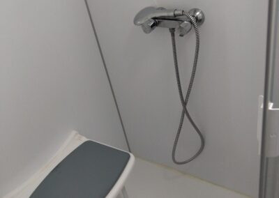 Salle de bains pour personnes à mobilité réduite