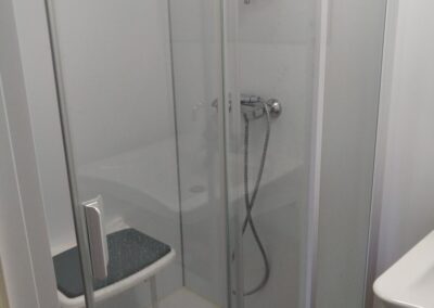 Salle de bains pour personnes à mobilité réduite