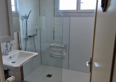 Salle de bains pour personnes à mobilité réduite