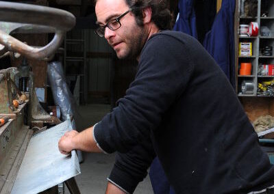 Travail du zinc avec la plieuse à zinc